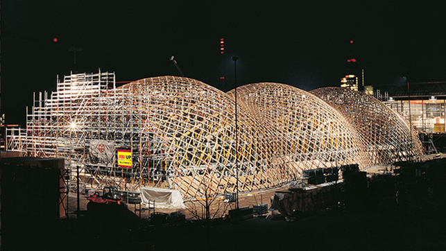 <p>At the Expo 2000 in Hannover, the Japan Pavilion causes a sensation due to its construction being made of paper rolls. PERI UP scaffolding and MULTIPROP shoring enable a secure and precise erection of the paper roll construction.</p><br/>