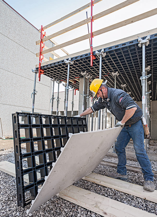 The replacement formlining can be mounted by hand using only a few screws – also on the construction site and without any special tools.