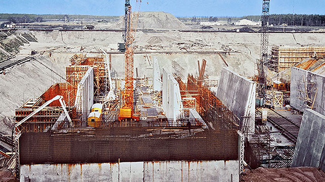 <p>The world&amp;acute;s biggest twin vertical ship lift close to L&amp;uuml;neburg in Germany connects the Mittelland Canal and the River Elbe, bridging a height difference of 38 m. It is the first major contract for PERI. Extra-long T 70 formwork girders are used for the construction.</p><br/>