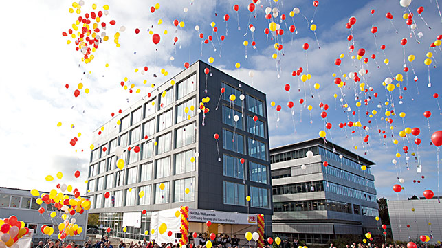 <p>On the one hand, the established and the recently created departments are brought closer to one another and at the same time space for future requirements is created with the new building.</p><br/>