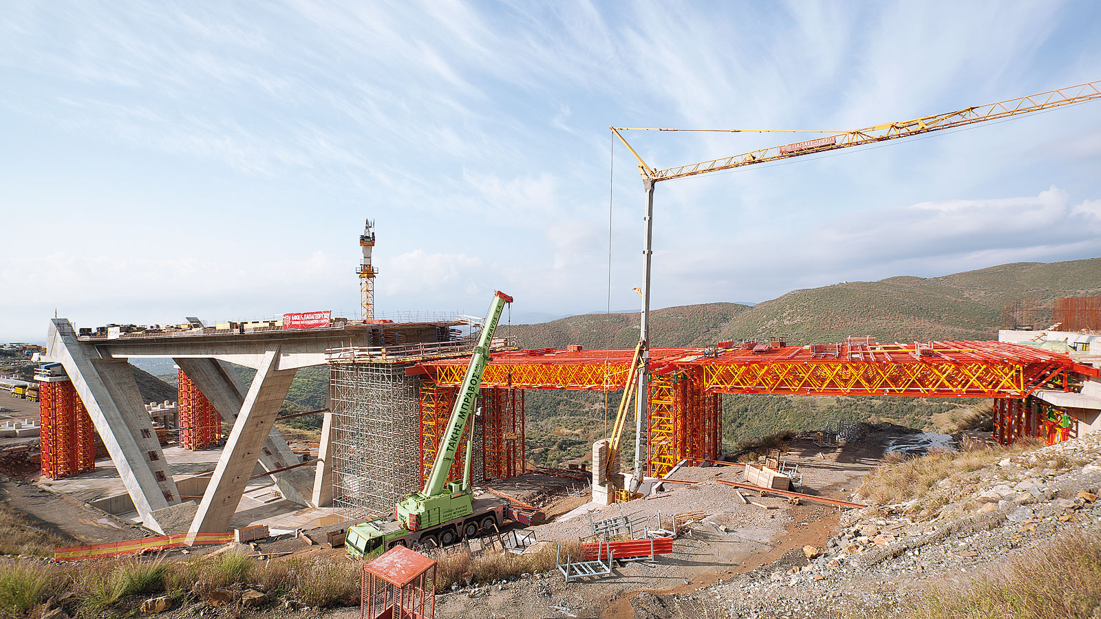 Motorway Bridge T4, Paradisia-Tsakona, Greece: Customized VARIOKIT overall solution for the construction work with Heavy-Duty Shoring Towers VST and Heavy-Duty Truss Girders VRB.