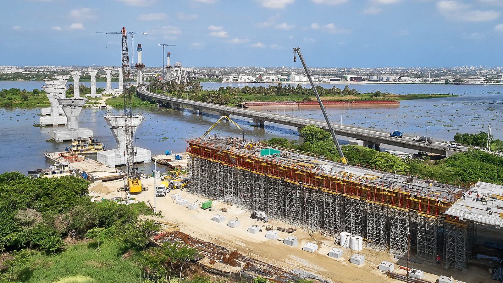 <p>The new Pumarejo Bridge, Barranquilla/Atl&amp;aacute;ntico, Colombia, with an average span of 380 m and a 38 m wide superstructure, supported by two 80 m high pylons, is considered one of the most representative structures in Colombia.</p><br/>