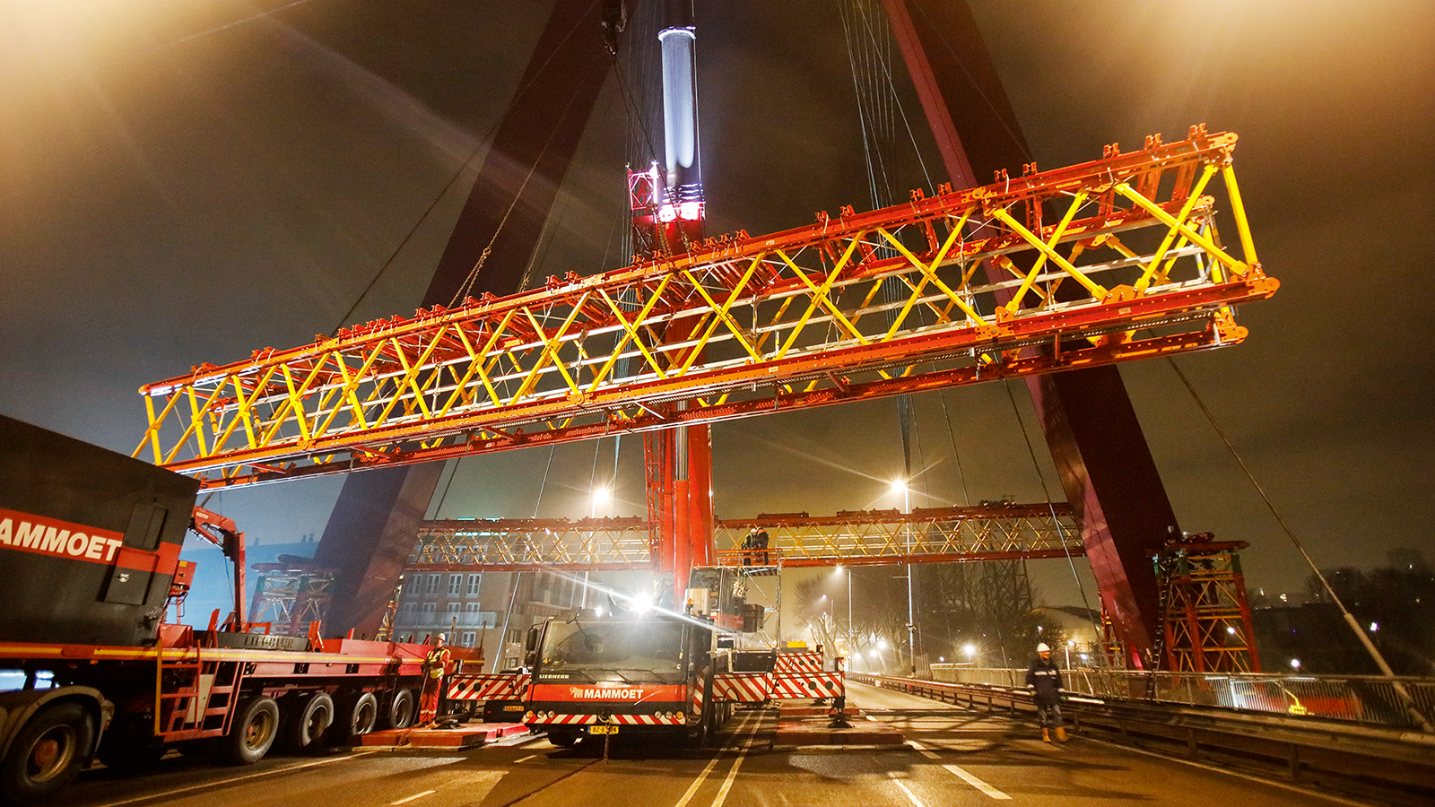 To ensure that traffic could continue to flow undisturbed during the day, the bridge was closed for a few hours at night. During that time, we supplied pre-assembled trusses for quick assembly.<br/>
