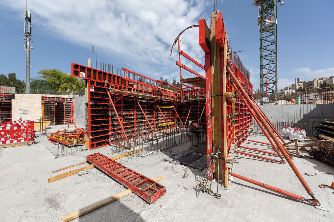 DOMINO panels are extremely light but nevertheless still have a high load-bearing capacity. The aluminium 250 x 100 panel only weighs 59 kg.