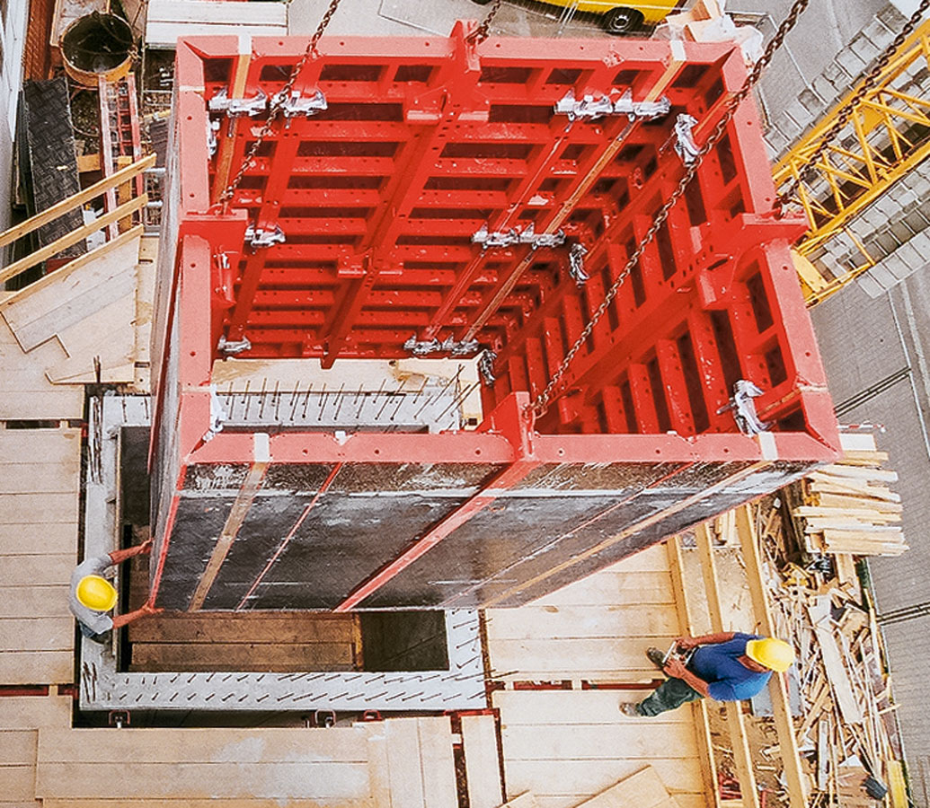 The TRIO shaft element for quickly moving complete sets of shaft internal formwork: by pulling the shaft corners, this results in a striking clearance of 30 mm, and the unit can be moved in one crane lift.<br/>