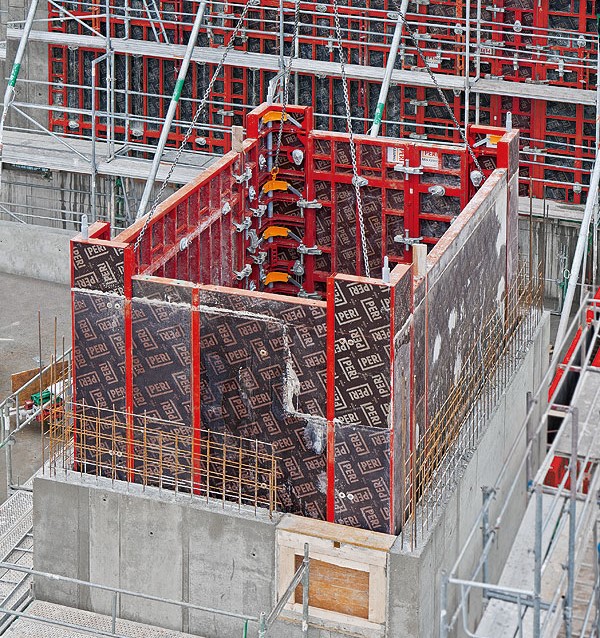 The MX Shaft Corner allows complete sets of shaft formwork to be moved quickly. Attaching and releasing is easily done from a safe position on the working level.