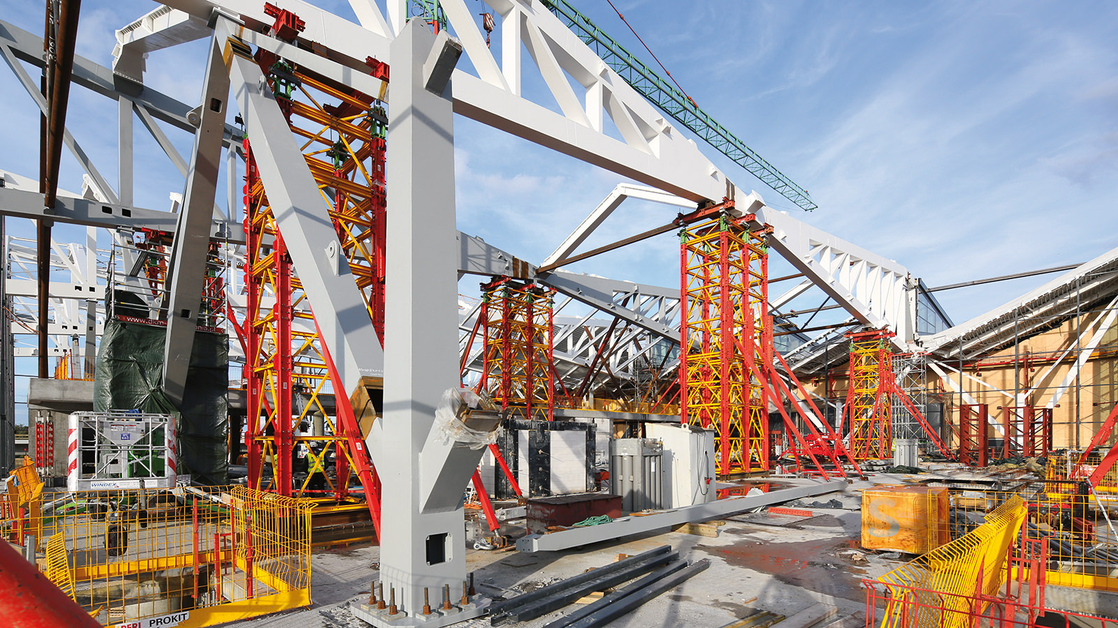 VARIOKIT Heavy-Duty Shoring Towers as a temporary supporting structure during the assembly of a steel hall at an airport terminal.