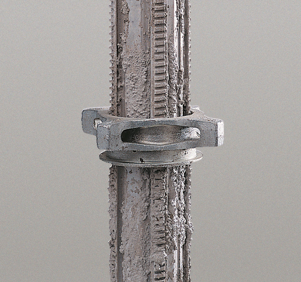 The MULTIPROP thread is self-cleaning and the free-running collar does not jam, even when dirty.<br/>