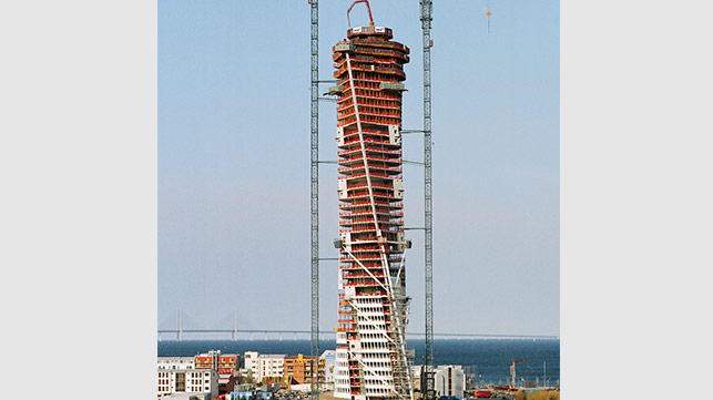 <p>Due to its torsion-like architecture, the 190-m high office and residential complex Turning Torso in Sweden requires a particularly efficient formwork concept with ACS climbing units.</p><br/>