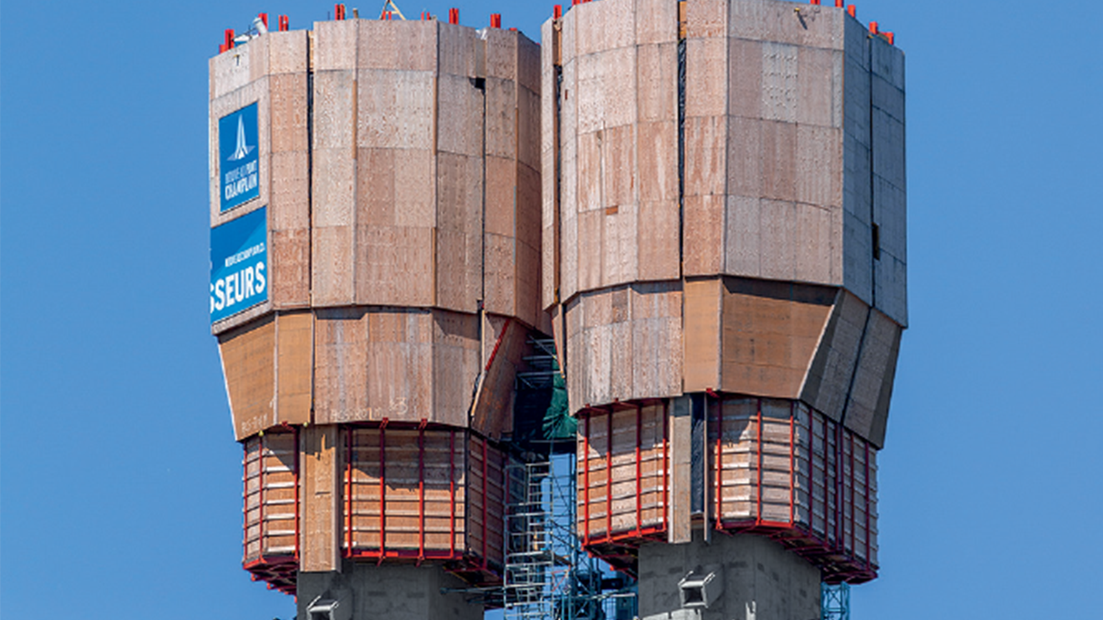 Completely enclosed working platforms provide anti-fall, wind and weather protection for site personnel.